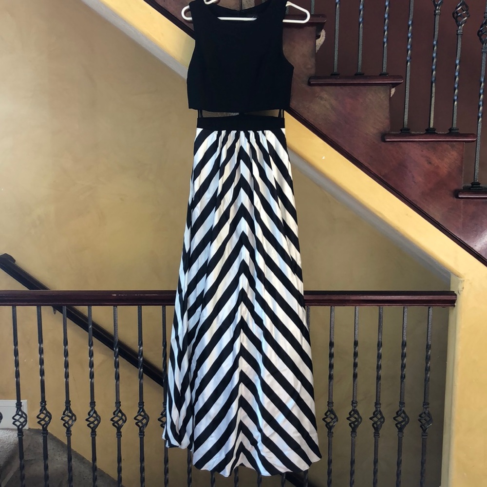 This Betsy & Adam dress has only been worn once and is in perfect condition